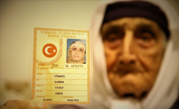 80 torunlu 102 yaşındaki Şahide nine, Covid-19’u evinde yendi