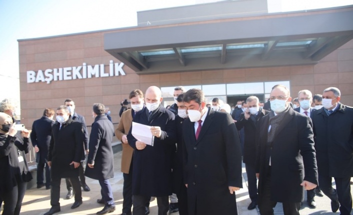 Bakan Soylu, Şehit Fethi Sekin’in  babası ile kanaat önderi Nazırlı’yı hastanede ziyaret etti