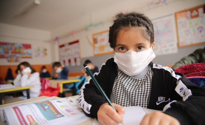 Deprem ve pandeminin etkilediği Elazığ’ın köy okullarında ilk ders heyecanı