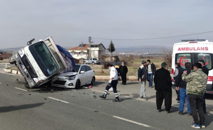 Elazığ’da kamyonet, otomobilin üzerine devrildi:2 yaralı