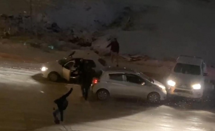 Elazığ’da kar yağışı etkili oldu, rampada kayan araçlar birbirine böyle çarptı