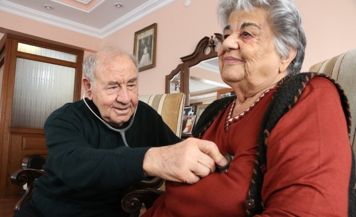 Bir Steteskop’la 62 yıl doktorluk yapan çift: "Bugün arkadaşlar çok büyük imkanlara sahip, sağlıkta çok iyiyiz"