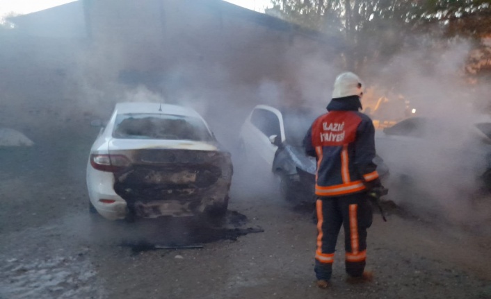Elazığ’da park halindeki 3 araç yandı