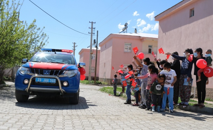 Mehmetçik’ten köy çocuklarına bayram sürprizi, gören koştu