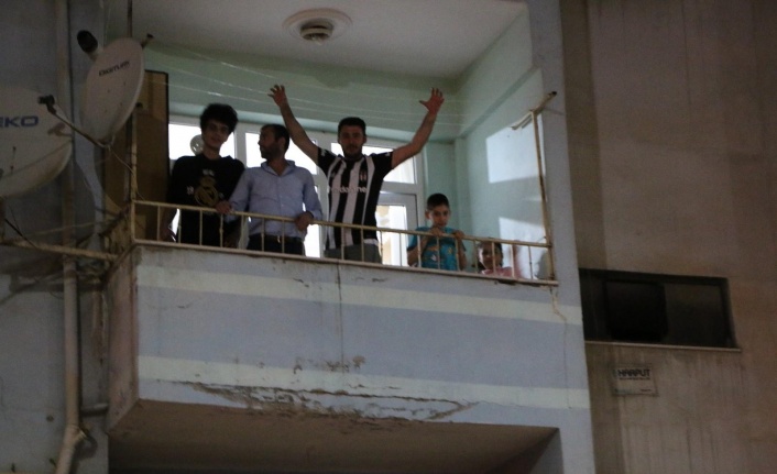 Elazığ’da şampiyonluk kutlamaları balkonlardan yapıldı