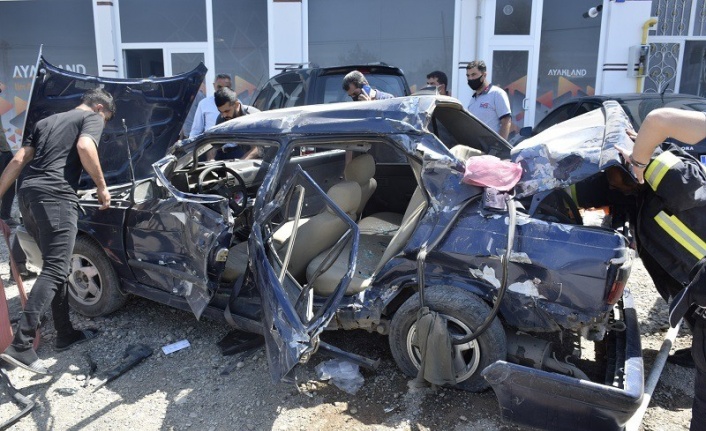 Elazığ’da kamyonete arkadan çarpan otomobil hurdaya döndü: 2 yaralı