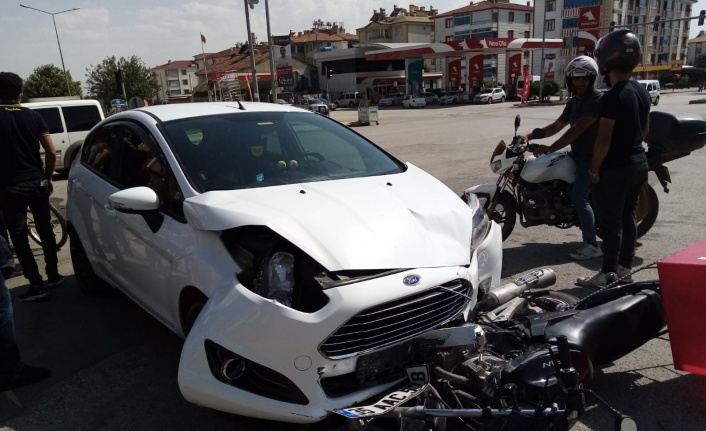 Elazığ’da otomobilin çarptığı motosiklet sürücüsü ağır yaralandı
