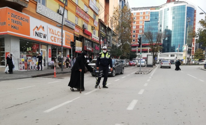 Elazığ’da polisten kalpleri ısıtan hareket: Trafiği durdurup yaşlı kadını karşıya geçirdi