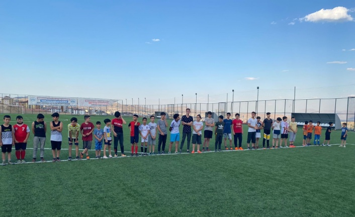 Elazığ’daki yaz spor okulları gençlerin yüzünü güldürüyor