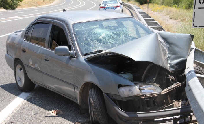Hafif ticari araç ile çarpışan otomobil bariyerlere saplandı: 5 yaralı