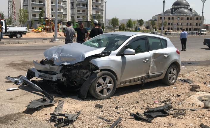 Elazığ’da iki otomobil çarpıştı: 8 yaralı
