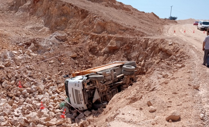 Elazığ’da kamyon şarampole devrildi: 1 ölü