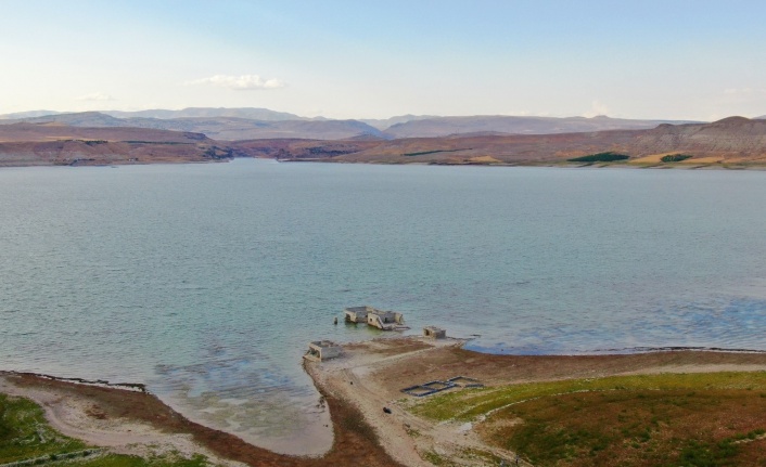 Elazığ’da kuraklık nedeni ile sular çekildi, 75 yıllık okul gün yüzüne çıktı