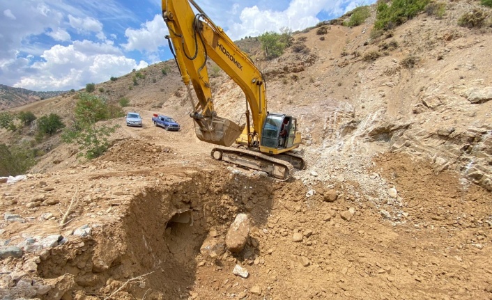 Elazığ’da sel ve heyelan nedeniyle bozulan köy yollarında onarım çalışmaları sürüyor