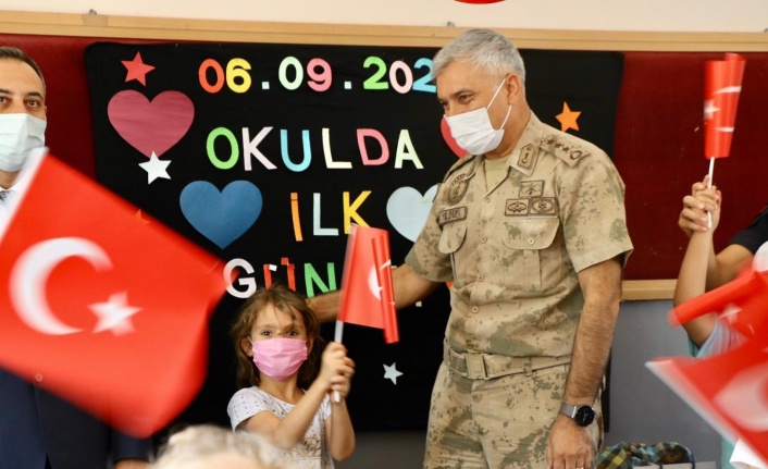 Elazığ İl Jandarma Komutanı Yıldız, minik öğrencilerin heyecanına ortak oldu