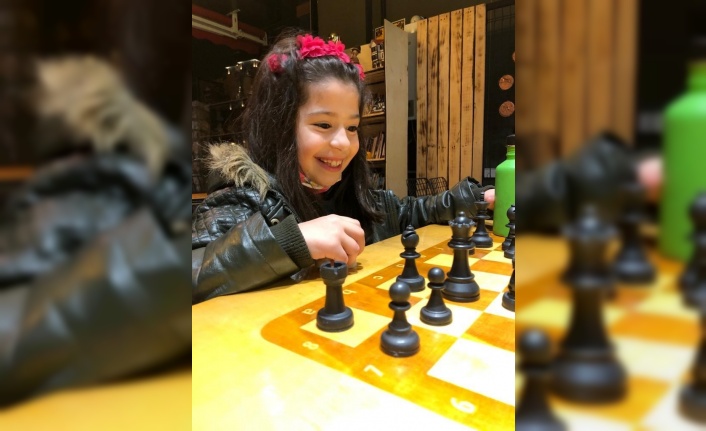 Elazığ’da 7 yaşındaki Azra satrançta milli takıma seçildi