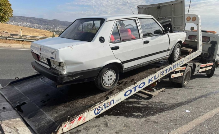 Elazığ’da otomobil kamyona çarptı: 1 yaralı