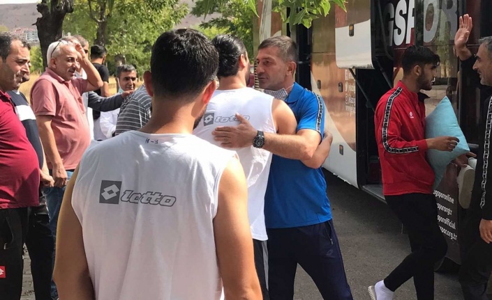 Elazığspor, 18 futbolcuyla Hatay’a gitti
