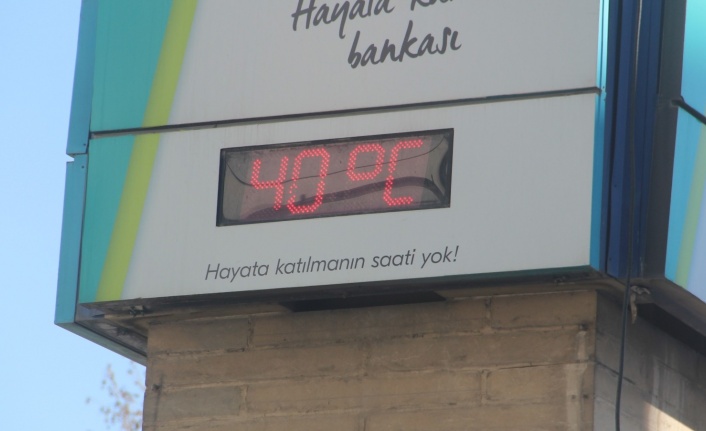 Termometrelerin 40 dereceyi gösterdiği Elazığ’da vatandaşlar gölgeliklere koştu
