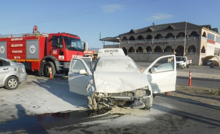 Elazığ’da 4 kişinin yaralandığı trafik kazası kameralara yansıdı