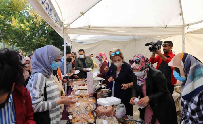 Elazığ’da Fırat Üniversitesi Kadın Kolları tarafından hayır çadırı açıldı