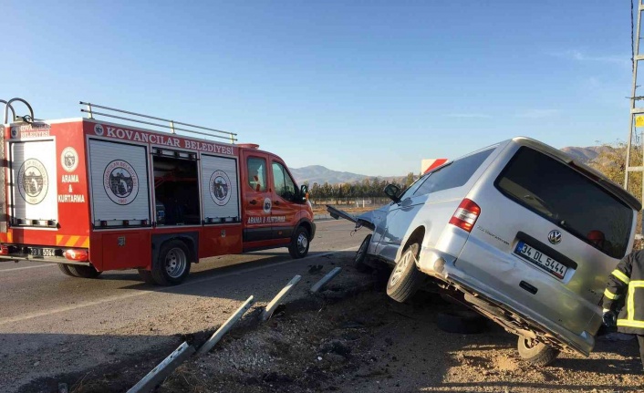Elazığ’da hafif ticari araç bariyere çarptı: 2 yaralı