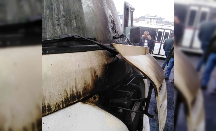Elazığ’da park halindeki minibüs yandı