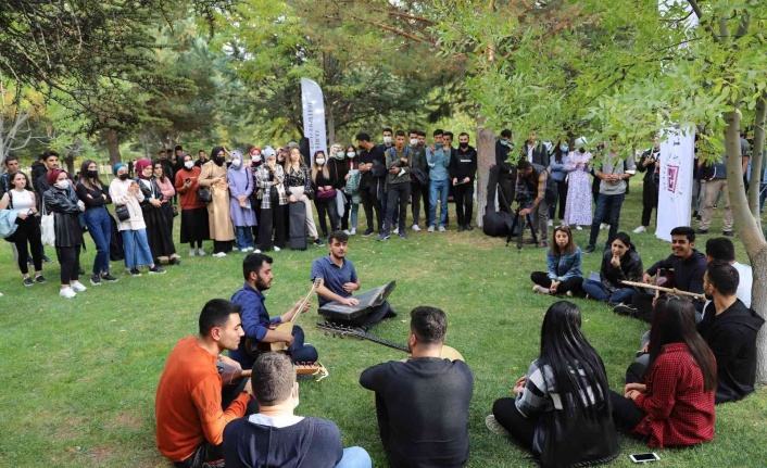 Elazığ’da üniversite öğrencilerine motivasyon konseri