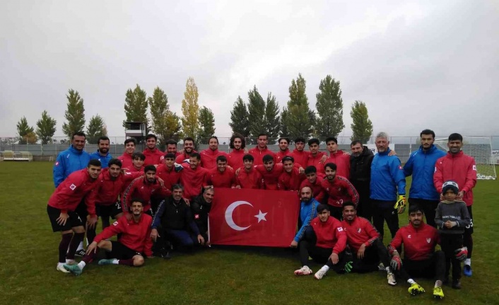 Elazığspor, 29 Ekim’i Türk bayrağı açarak kutladı