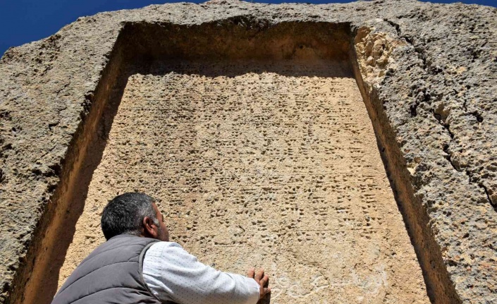 Urartular tarafından çivi yazısıyla yazılan 3 bin yıllık taş kitabe, ilk günkü ihtişamını koruyor