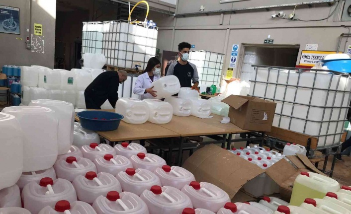 Elazığ’da fabrika gibi okul: Öğretmen ve öğrenciler el ele verdi hijyen malzemesi üreterek 3 milyon lira ciroya ulaşıldı