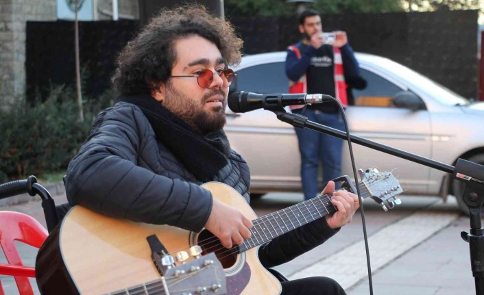 Elazığ’da engelli vatandaşlardan sokakta müzik dinletisi