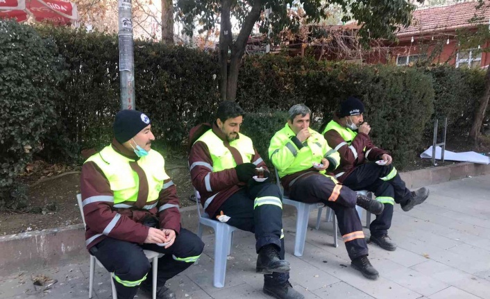 Elazığ’da temizlik görevlileri oturdu, öğrenciler caddeleri temizledi