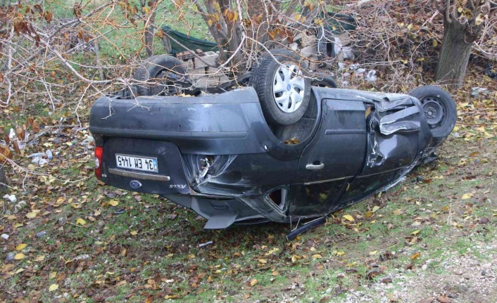 Sis kazayı beraberinde getirdi, otomobil şarampole devrildi: 4 yaralı