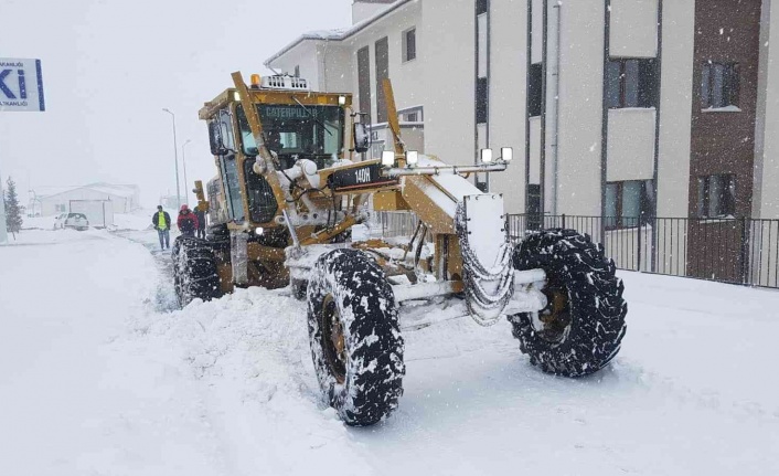 Elazığ Belediyesi karla mücadele çalışmalarını sürdürüyor