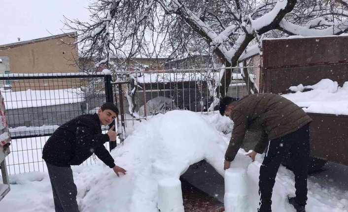 Elazığ’da 3 arkadaş kardan ev yapıp içinde vakit geçirdi