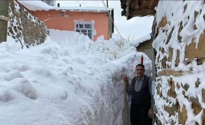 Elazığ’da kar kalınlığı 2 buçuk metreyi buldu, komşularına gitmek için tünel açtılar