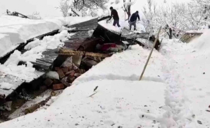 Elazığ’da kardan üç evin çatısı çöktü