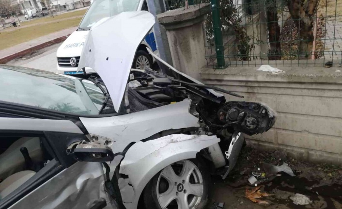 Elazığ’da kaza yapan otomobil duvara çarparak durabildi: 2 yaralı