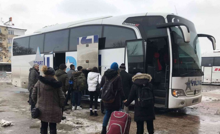 Elazığ’da otobüs seferlerinin açılmasıyla vatandaşlar otogara akın etti