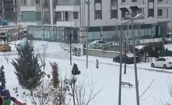 Elazığ’da polis çocuklarla kar topu oynadı
