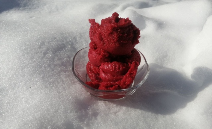 Elazığ’ın patentli lezzeti vişne dondurmasına kışın yoğun ilgi