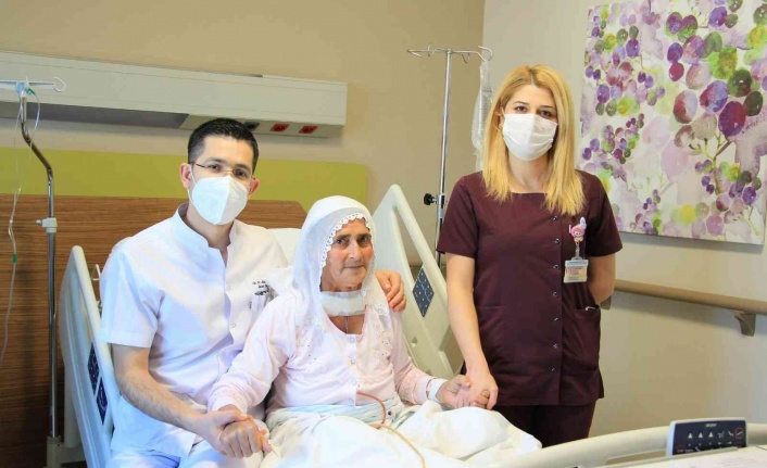 Guatr hastası iki kız kardeş, Fethi Sekin Şehir Hastanesindeki operasyonla sağlıklarına kavuştu