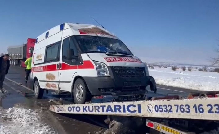 Hasta taşıyan ambulans kaygan yolda takla attı: 1 yaralı