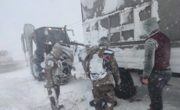 Jandarma, kar ve tipide mahsur kalan 31 vatandaşı kurtardı