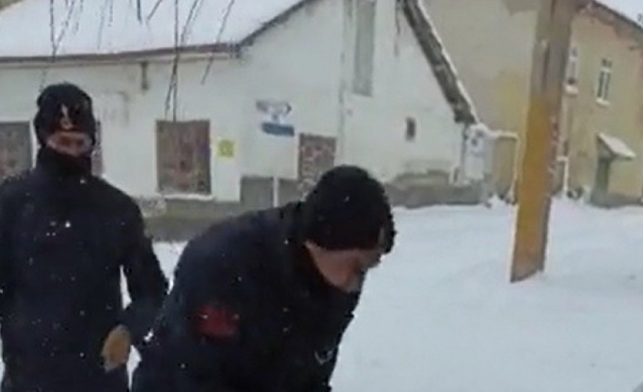 Jandarma ve polisten yüreklere dokunan hareket: Yoğun kar altında sokak hayvanlarını beslediler
