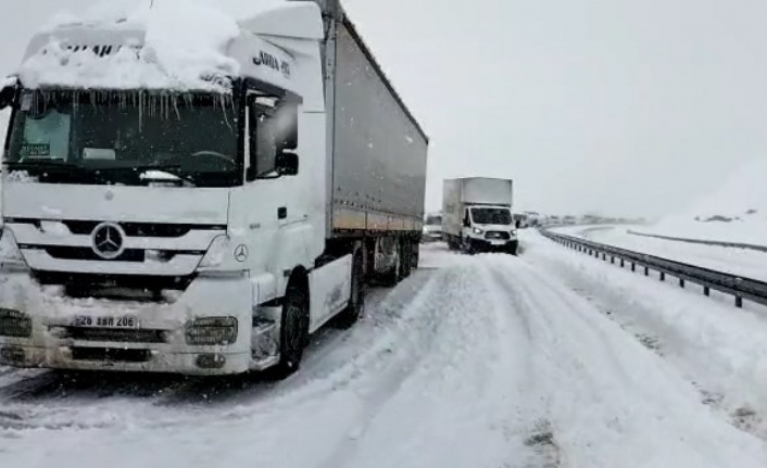 Kar nedeniyle rampayı çıkamayan sürücüler yolda mahsur kaldı