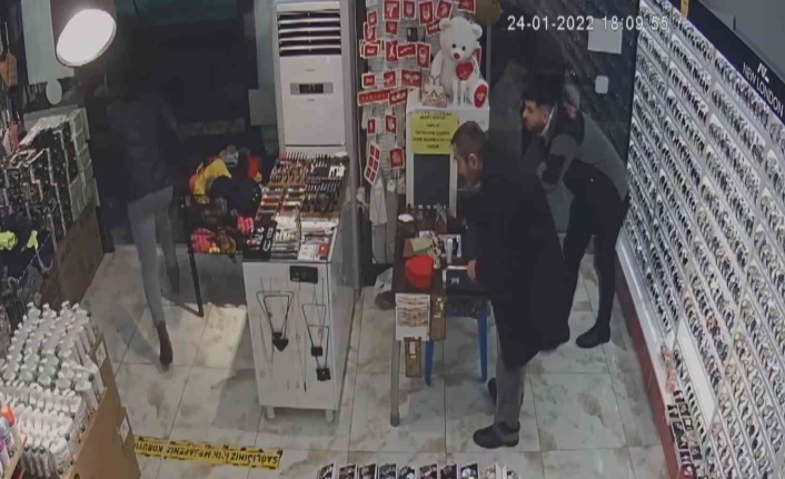 Yaşlısı soğukkanlı, genci acemi: Elazığ’daki 2 farklı hırsızlık olayı güvenlik kamerasında