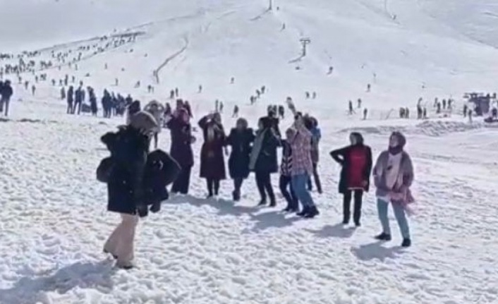 Elazığ Hazarbaba Kayak merkezinde vatandaşlar doyasıya eğlendi