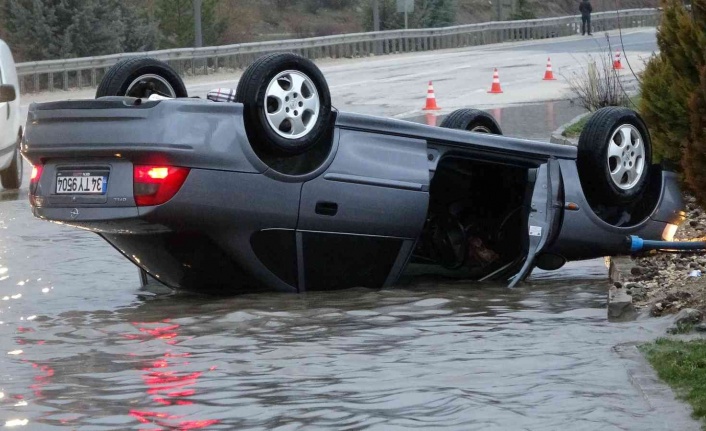 Su birikintisine giren otomobil takla attı: 3 yaralı